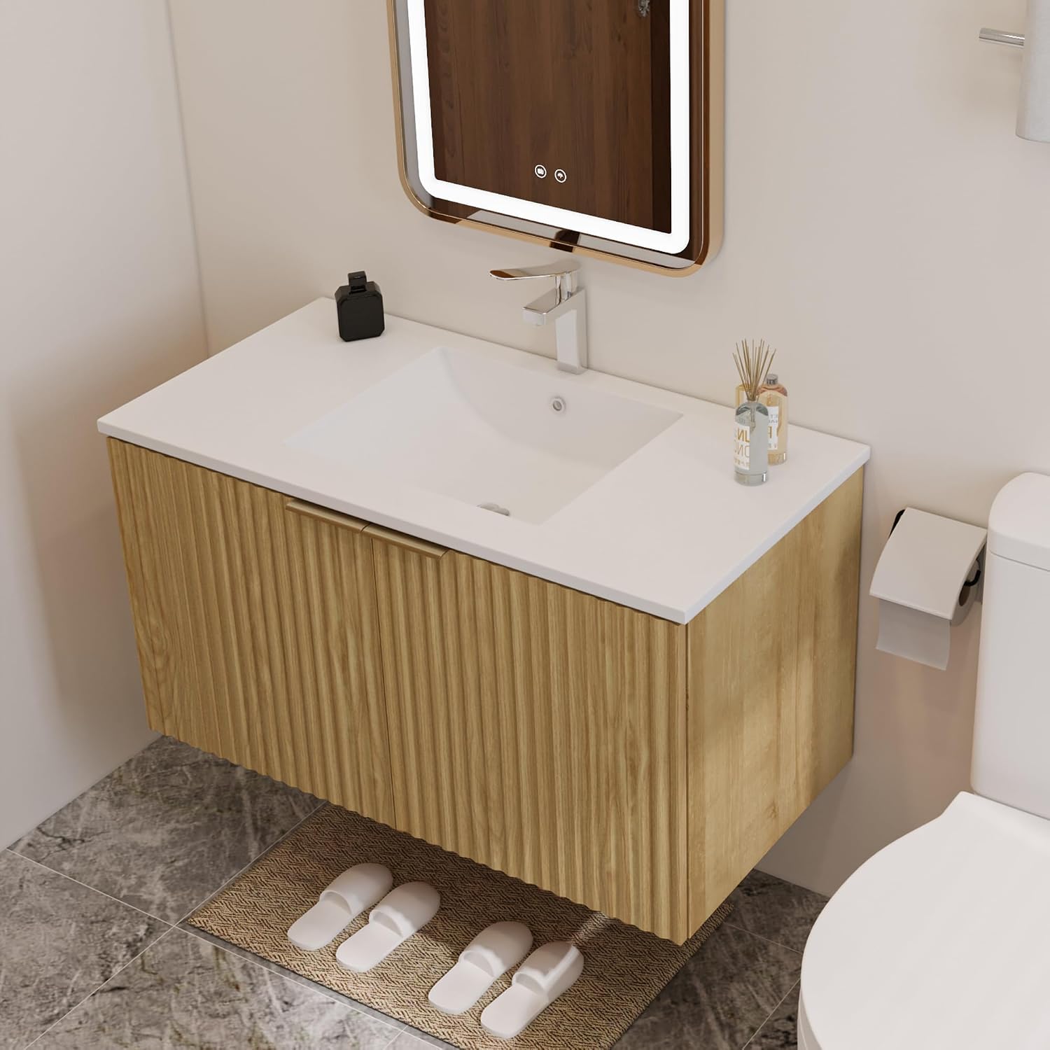 モダンなフローティング式洗面化粧台、波状テクスチャの扉付き壁 - Home And Bathroom のレビューと価格
